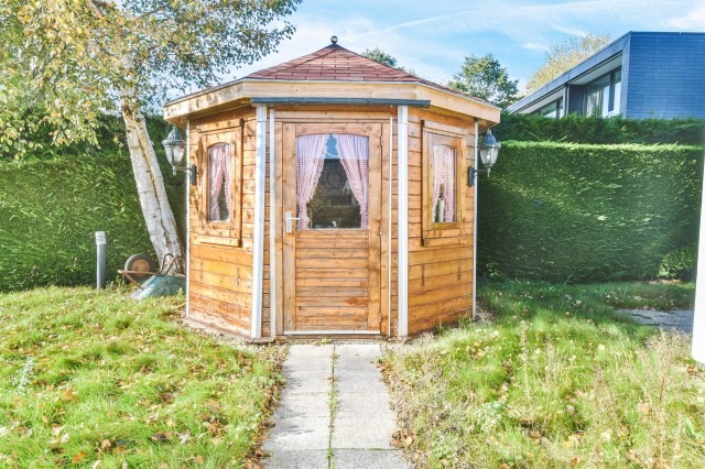 Shed in Garden<br />
